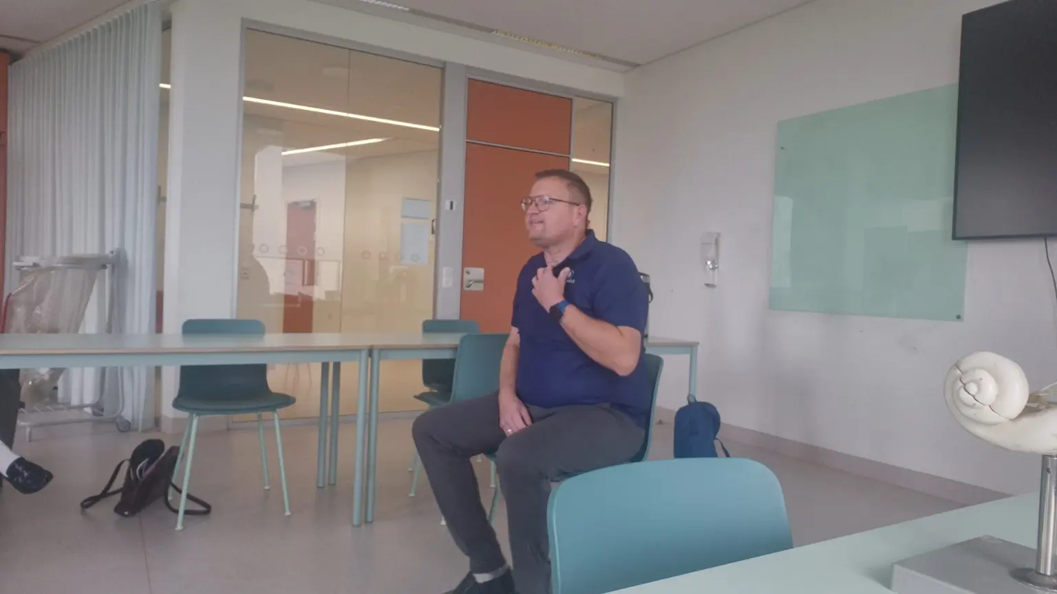 Thomas Mølgaard underviser på Rigshospitalet og viser, hvordan han bruger sin taleventil